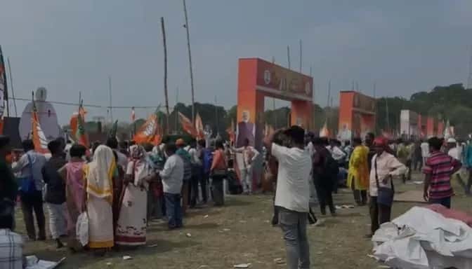নিরাপত্তাজনিত কারণে সভাস্থলে ব্যাগ নিয়ে ঢোকার অনুমতি নেই। এই সিদ্ধান্ত নিয়েই ক্ষোভ প্রকাশ করেন বহু কর্মী-সমর্থক। পুলিশের দাবি, যাঁরা ব্যাগ নিয়ে এসেছেন তাঁদের জন্য আলাদা কাউন্টার রাখা হয়েছে। সেখানে ব্যাগ জমা রেখে সভাস্থলে ঢোকা যাবে। অভিযোগ, ব্যাগ নিয়ে প্রবেশ নিষিদ্ধ - এই নির্দেশ আগে থেকে জানানো হয়নি। ফলে অনেকেই বিষয়টি জানতেন না।